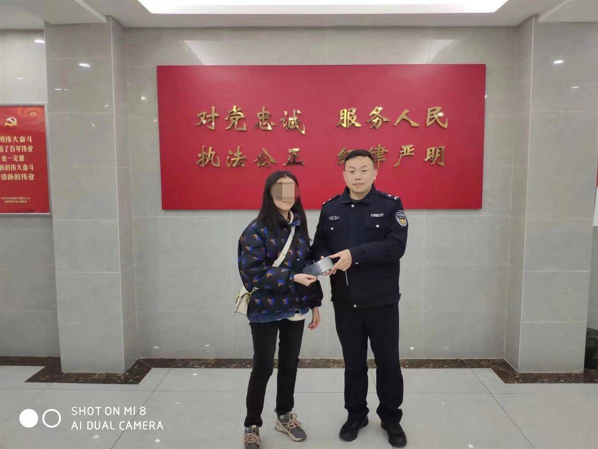 华为手机后退键不见了
:万元手机掉下楼后仅两分钟就“消失”，民警视频追踪找回